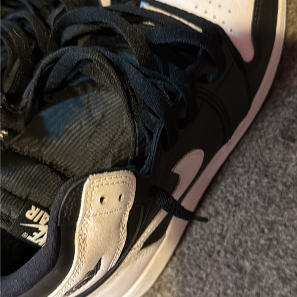 Nike Black and White Sneakers - Picture 3 of 7